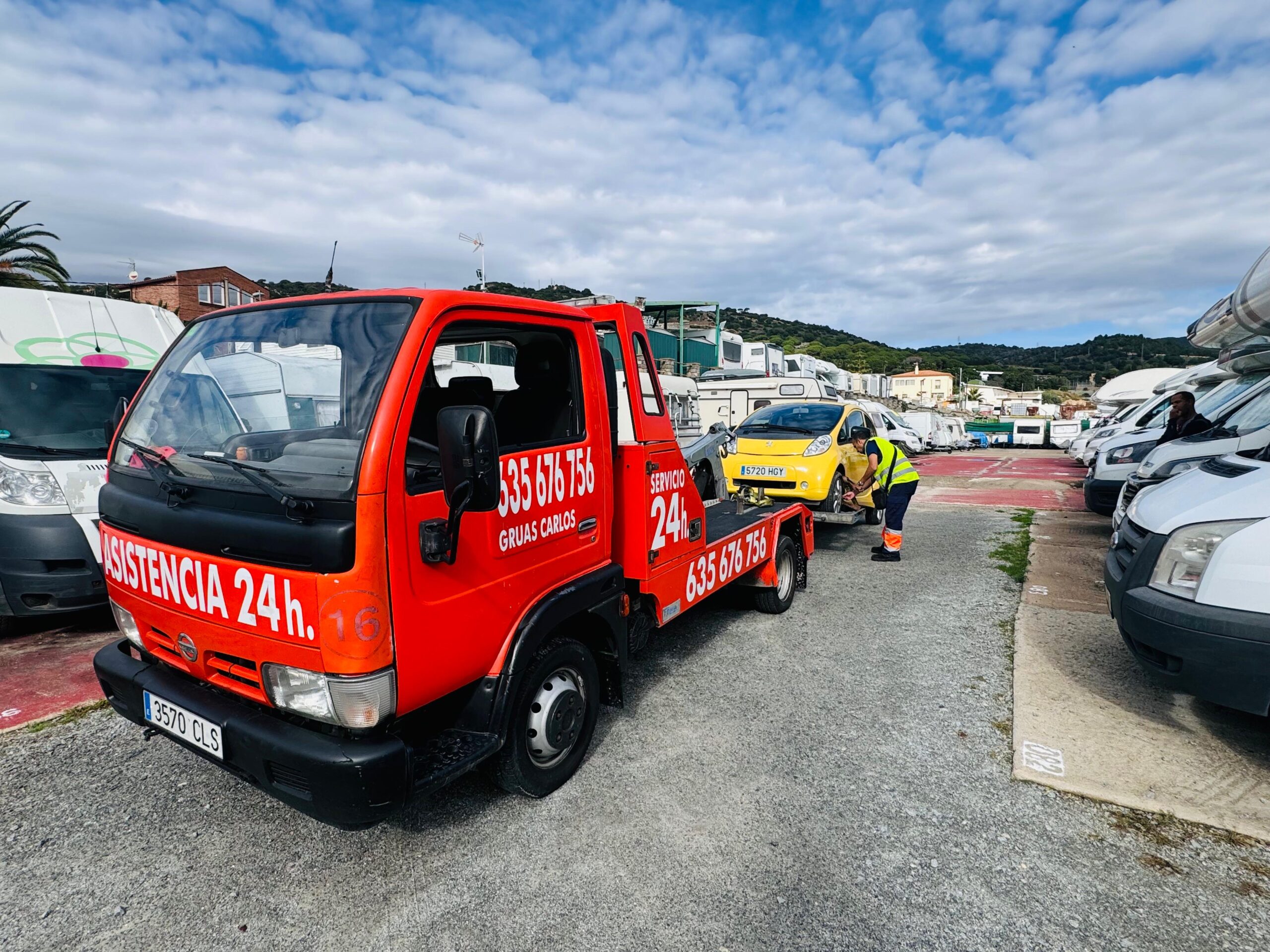 Grúa para coche averiado en Barcelona - Servicio 24 horas Grúas Carlos