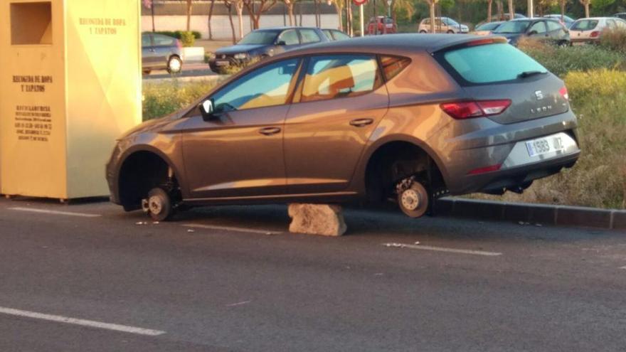 Coche sin ruedas apoyado sobre piedras tras robo - Servicio de grúa Barcelona